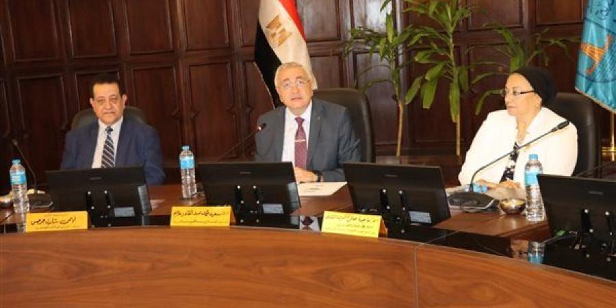 مجلس خدمة المجتمع يناقش خطة جامعة الإسكندرية للتحول الرقمي