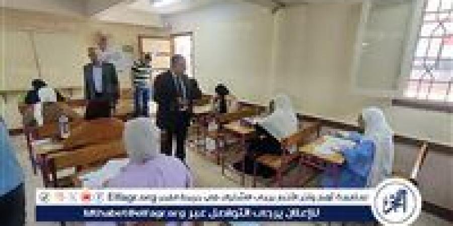 طلاب وطالبات الثانوية العامة يؤدون امتحان اللغة العربية فى أسيوط