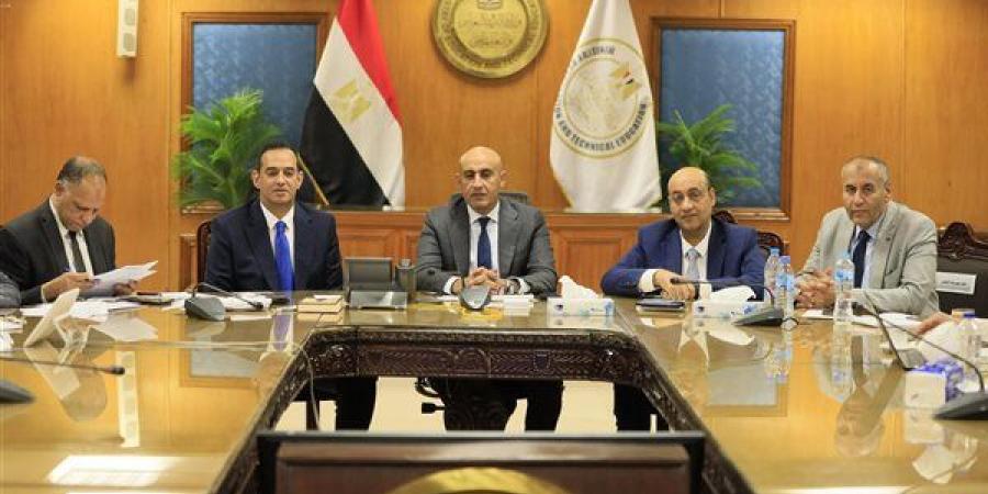 الثانوية العامة 2025.. وزير التعليم يتابع انطلاق امتحان اللغة العربية من غرفة العمليات