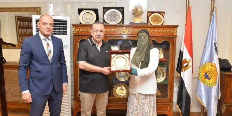 محافظ أسيوط يتسلم درع التقدير من محافظة المنيا لدعمه الفني واللوجستي لقطاع الطرق