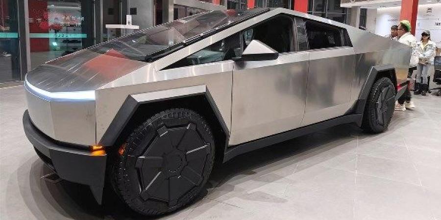 سعر تسلا سيايبر تراك 2025 في الإمارات.. صور