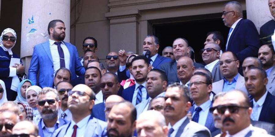 نقيب المحامين يشارك في وقفة احتجاجية لرفض زيادة الرسوم القضائية