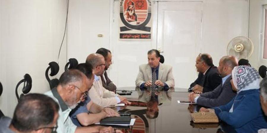 رئيس جامعة جنوب الوادي يناقش خطة الخدمات الطبية المتكاملة المقدمة