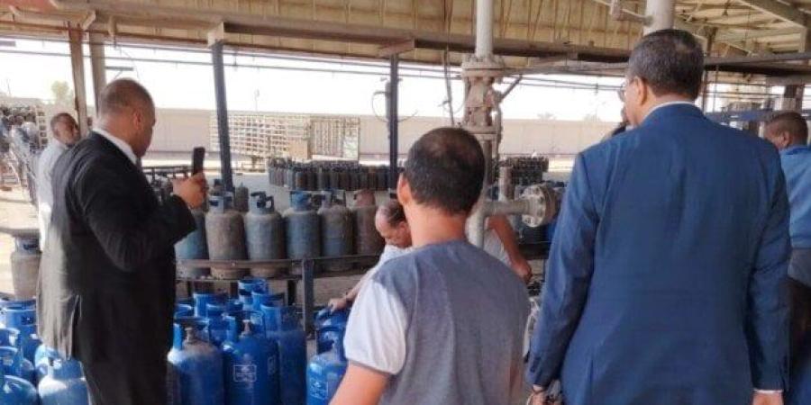 محافظ قنا يفاجئ مصنع الغازات البترولية ويشدد على إجراءات الوزن والسلامة والجودة
