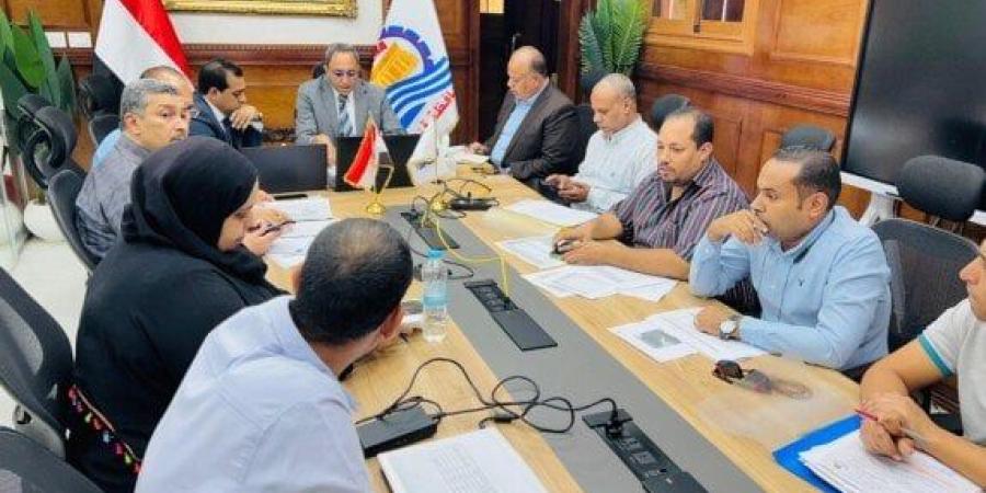 محافظ قنا يناقش ملفات التقنين والتصالح والمتغيرات المكانية ويوجه بتسريع وتيرة العمل
